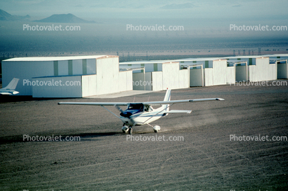 N46288, Cessna 172I, Lycoming 0-320 Series Reciprocating Engine, Hangars