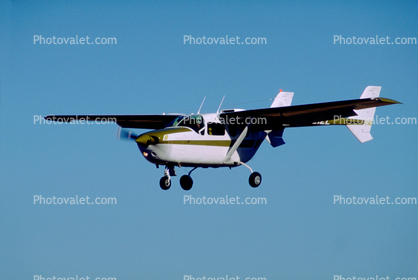 Cessna Skymaster 337, landing
