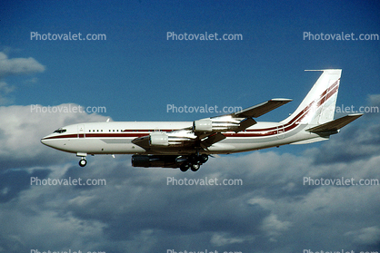 Boeing 707 in flight, flying, airborne, landing, Corporate, Executive