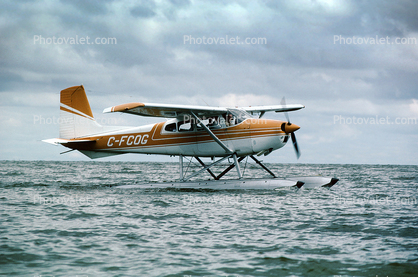 C-FCOG, Cessna A182 Float Plane, Floating