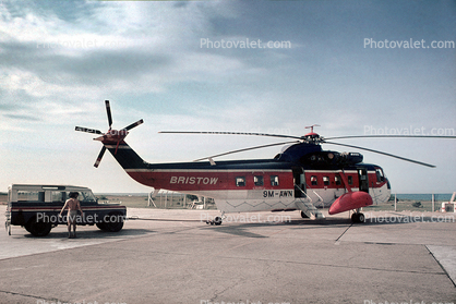 9M-AWN, Bristow Helicopters, Land Rover, Sikorsky S-61N 