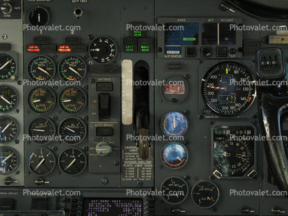 Landing gear arm, 737 Cockpit, Boeing 737, Cockpit, Steam Gauges