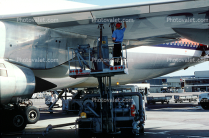 Boeing 747, fueling rig, man, manlift, hose, headphones