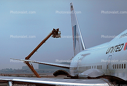 Repairing the Tail of a Boeing 747, manlift, elbow