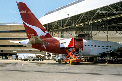 VH-OGA, Boeing 767-338ERBDSF, Qantas Airlines, Hangar, Scissor Lift Truck, Highlift, CF6-80C2B6, CF6, 767-300 series