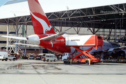 Qantas Airlines, Scissor Truck, Lift, Kangaroo, Hangar, Highlift, VH-OGA, Boeing 767-338ERBDSF, Scissor Lift Truck, CF6, 767-300 series