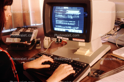 Hewlett Packard 125 Desktop Computer, 100 series, ET Head Monitor, Hands on Keyboard , 18 October 1982, 1980s