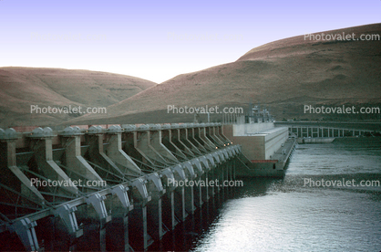 Columbia River, John Day Locks, concrete gravity run-of-the-river dam