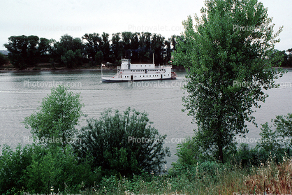 paddle wheel steamboat on the Sacramento River, tourboat