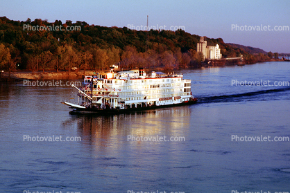 Mississippi Queen, paddle wheel steamboat, IMO 8643066