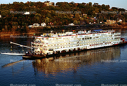 Mississippi Queen, paddle wheel steamboat, IMO 8643066