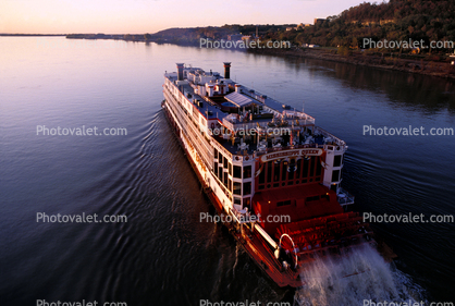 Mississippi Queen, paddle wheel steamboat, near Chester, Illinois, looking north, IMO 8643066