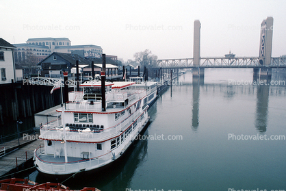 paddle wheel boat on the Sacramento River, Old Town, Tower Bridge