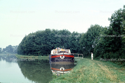 Canal duBurgone, river boat, Burgundy