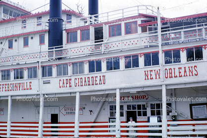 paddle wheel steamboat on the Mississippi River, Cape Girardeau, Dock