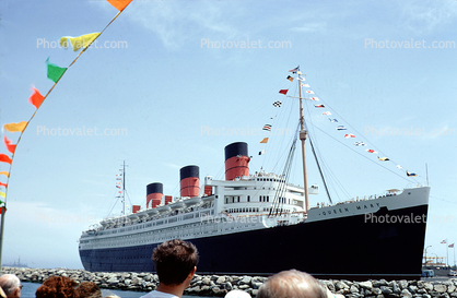 Queen Mary, Ocean Liner, Cunard Line, Flags, windy, Cruiseliner, 1971, 1970s