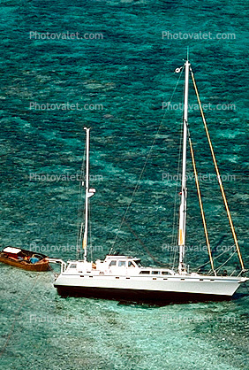 Shipwreck on a Barrier Reef, yacht, salvage operation