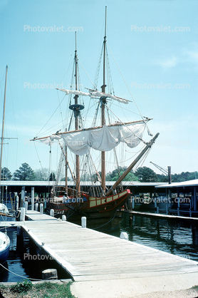 Dock, Maryland Dove, replica of a late 17th-century trading ship, Clayton Marina, Maryland