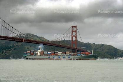 Cosco Singapore, IMO: 9221102, passing under the Golden Gate Bridge