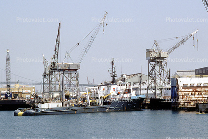Vincent Thomas Bridge, OSA Vigilant, San Pedro Harbor, offshore tug, supply ship, Crane