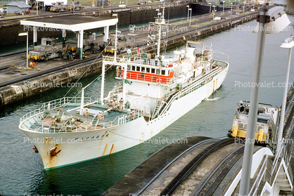 Suniyoshi Maru No.86, mule pulling a ship, December 1970