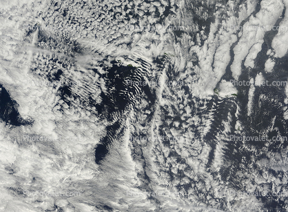 Ship-wave-shape wave clouds induced by the Azores