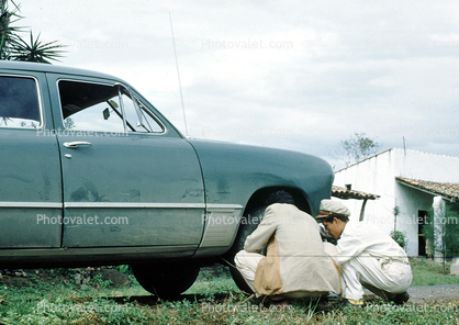 Changing a flat tire, Car, Vehicle, Automobile, Verracruz, Mexico, 1953, 1950s