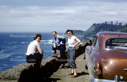 1951 Pontiac Chieftain Deluxe, car, automobile, motel, Gold Beach Oregon, 1953, 1950s
