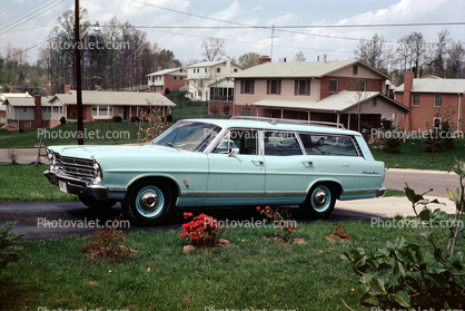 Ford Country Squire Station Wagon, Car, suburbia, suburban, lawn, homes, houses, 1969, 1960s