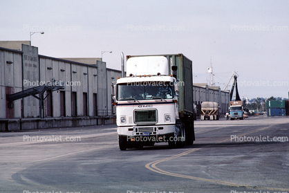GMC head-on, Semi, Container, Semi-trailer truck
