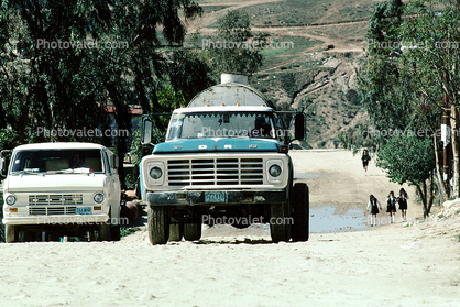 potable water truck head-on, Ford, Colonia Flores Magone, Schoolgirls, Dirt Road, unpaved