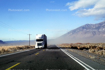 Volvo, Highway 395 heading north, Owens Valley, Dust Storm, Semi-trailer truck, Semi