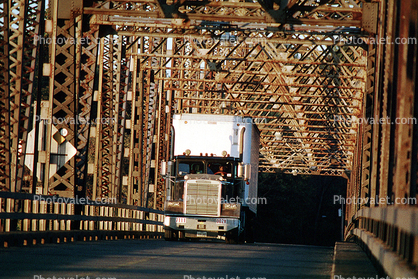 Freightliner, Chester Bridge, Route-51, Illinois Route 150, Perryville, Missouri, Chester, Illinois, Semi-trailer truck, Semi