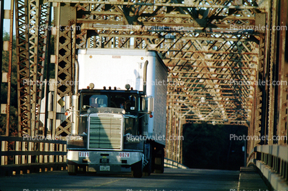 Freightliner, Chester Bridge, Route-51, Illinois Route 150, Perryville, Missouri, Chester, Illinois, Semi-trailer truck, Semi