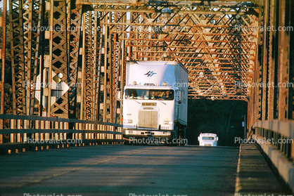 Freightliner head-on, Chester Bridge, Route-51, Illinois Route 150, Perryville, Missouri, Chester, Illinois