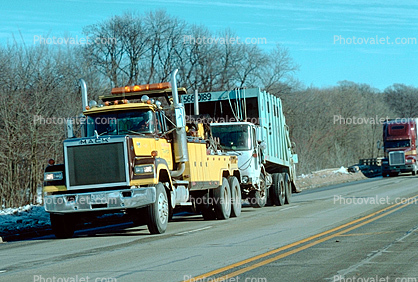 Mack tow truck, Towtruck, north of Chicago