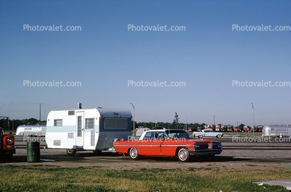 1962 Pontiac Bonneville, Towing a Trailer, car, automobile, June 1963, 1960s