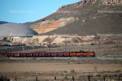 Train rambles through Tehachapi, BNSF 4251 Diesel Engine