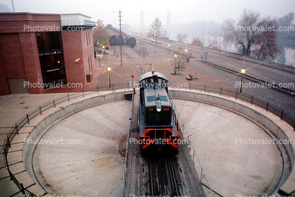 SN 402, Switcher, turntable, roundhouse, diesel electric engine, 17 December 1985