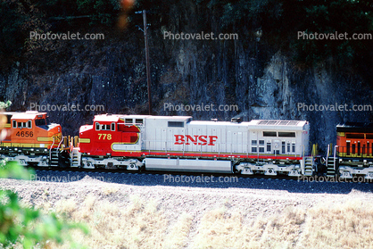 BNSF 778, BNSF 4656, Santa-Fe, Feather River Canyon, Sierra-Nevada Mountains, Red/Silver Warbonnet