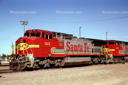 ATSF 921, GE C40-8W, Santa-Fe, Red/Silver Warbonnet, Riverbank California, Stanislaus County