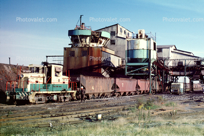 Locomotive #805, Macon County Bee-Veer Mine, Peabody Coal Company, hoppers, 1979, 1970s