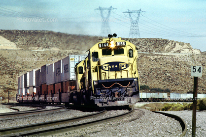 Santa-Fe, SANTA FE C30-7 #8166, Cajon Pass, California, 1993, blue/yellow, piggy-back