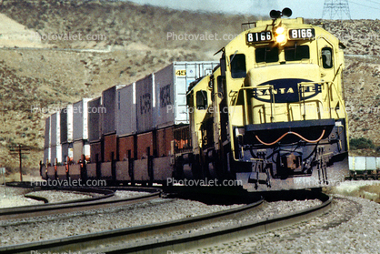 Santa-Fe, SANTA FE C30-7 #8166, Cajon Pass, California, 1993, blue/yellow, piggy-back
