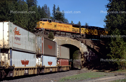UP 9724 GE C44-9W, Williams Loop, California, Union Pacific, APL piggyback Container Trailers, 1993