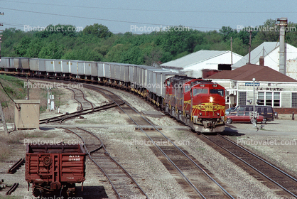 Santa-Fe Piggyback Train, GP60M, warbonnet, La Plata Missouri, May 1992