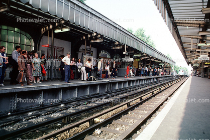 Station, platform, commuters, people