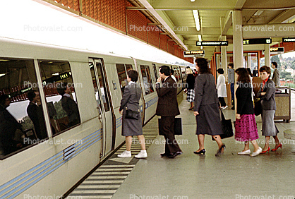 Passengers boarding BART, people, commuters