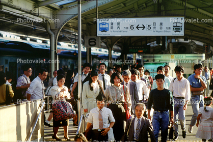 Train Station, platform, disembarking passengers, women, people, crowds, crowded, men