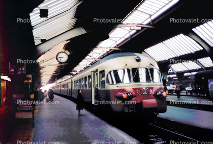 T.E.E train, Zurich, trainset, Streamlined, train station, platform, clock, 1950s